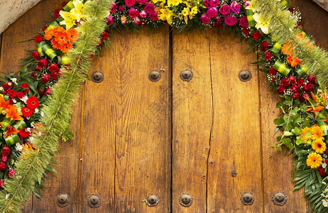花劳拉拱门在旧木制上带有复空间门户14木头花朵图片
