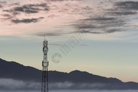 电讯塔和日落天际背景图片