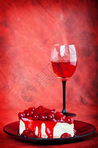 起司甜点熟樱桃芝士蛋糕卖在糖果苹红盘上葡萄酒色背景水果图片