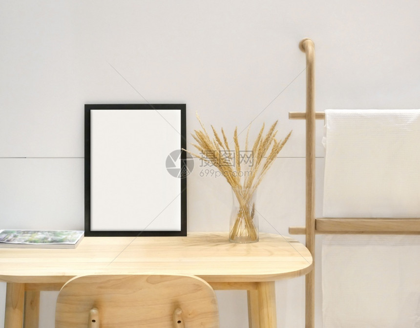 装饰风格木制桌和衣服烘干梯子上的壁布内部木板桌子图片