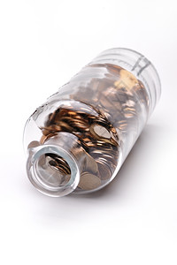 小猪佩琦一种金融小猪玻璃瓶装满硬币在白色背景上装满硬币的玻璃瓶背景