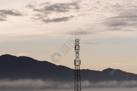 车站网络电讯塔和日落天际背景蓝色的图片