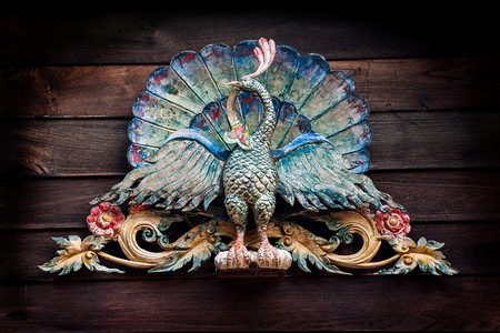 旧孔雀雕刻木制脚踏上美丽的颜色传统泰国象征图片
