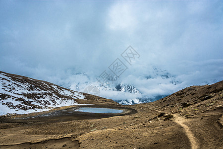 小山湖和雪顶全景图片