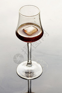 饮料喝红酒杯带和冰的川垂直图像图片