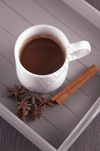 温暖的豆子热巧克力杯加肉桂和星蜂蜜喝图片