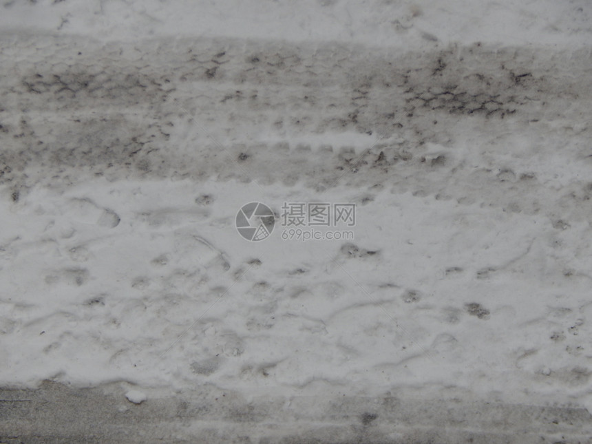 新鲜的雪纹理覆盖了地面和沥青人行道冰图片