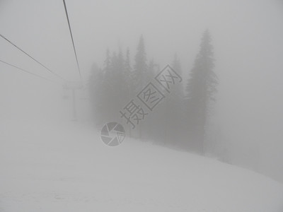 前往滑雪度假胜地的沿途风景图片