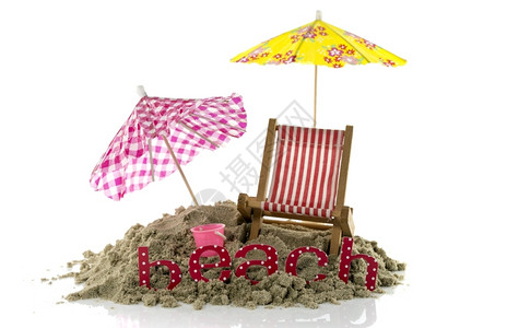 带有椅子伞和文字的沙滩布置粉色桶红图片