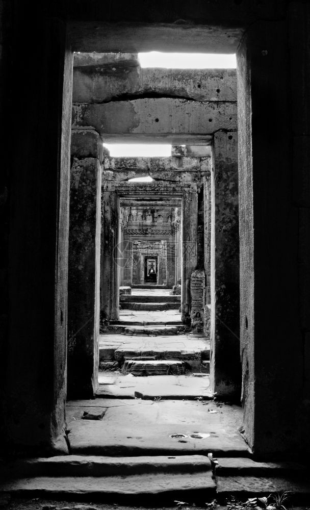 旅行朝柬埔寨吴哥寺庙废墟的一栋开地标图片