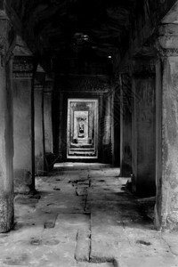 支柱古老的朝柬埔寨吴哥寺庙废墟的一栋开结石图片