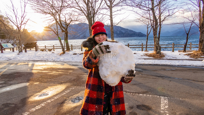 冬天玩雪的女孩图片