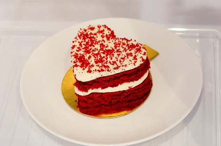 丰富多彩的餐盘上心形蛋糕情人节美味的图片
