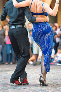 布宜诺斯鞋情侣在街上跳舞表演图片