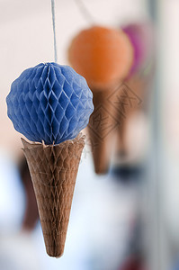 挂在弦上的冰淇淋装饰浅深的田地可口度夏天图片