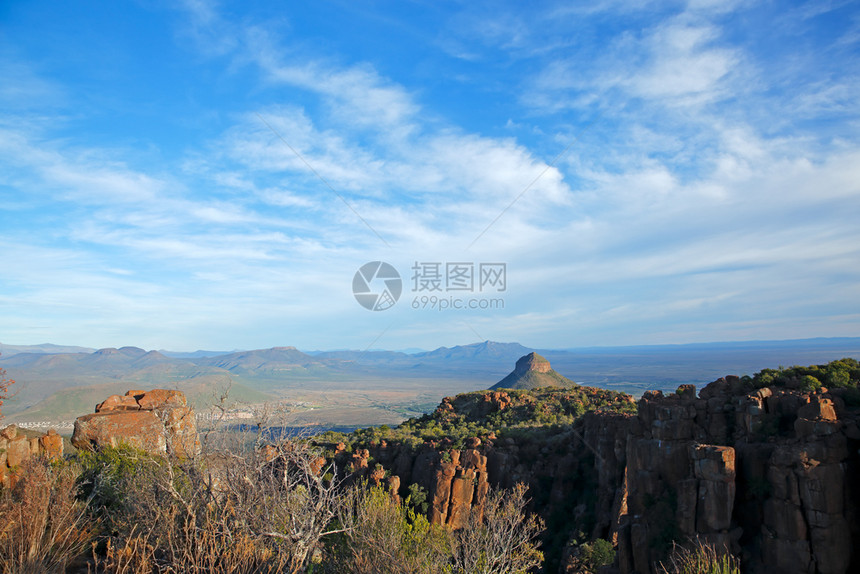 荒野岩石南非卡姆德布公园位于南非Camdeboo公园的地表荒凉谷景观云图片