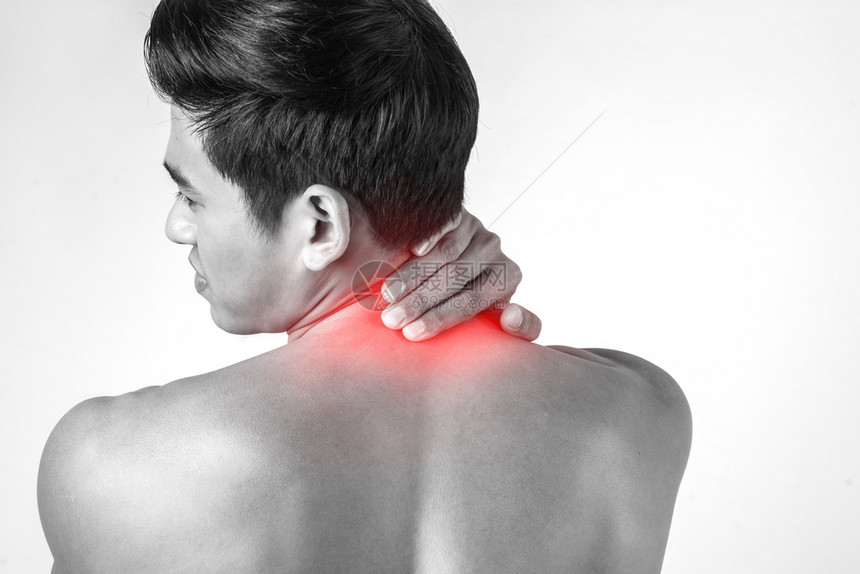 肌肉人用颈部的手柄来减轻在白色背景上隔离的疼痛肌肉人用颈部的手柄来减轻孤立的疼痛采用脖子白色的图片
