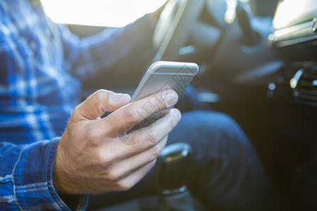 测试消息传递在移动电话驱器上行驶时在汽车中挂载人的近距离沟通图片
