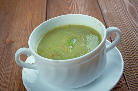 绿色汤开胃菜净化和光亮但很复杂的加仑水NHE是用来取代鱼量的背景图片