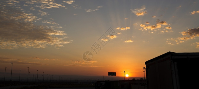 太阳初起太阳在陆地上升起云中形成光线夏天惊人的平静设计图片