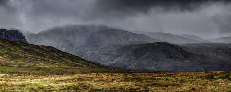 薄雾雷暴即将来临德里韦格山脉是爱尔兰多格县的主要山脉达里veagh山下雨岩石背景图片