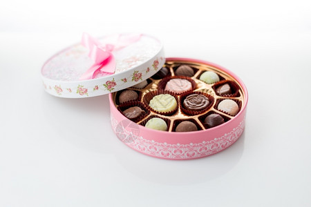 白底带丝的粉红巧克力盒肯尼可爱的妈们图片