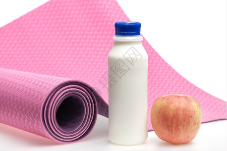 瑜伽垫牛奶和苹果图片