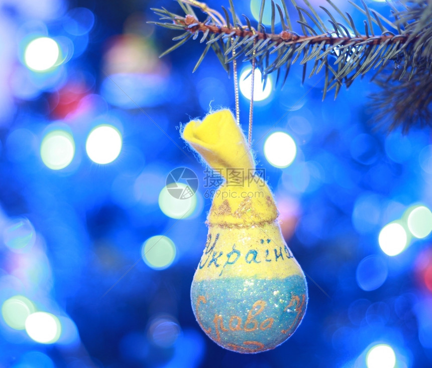 传统明亮的圣诞节假日背景在松树枝上标有Glory的乌克兰冬天图片