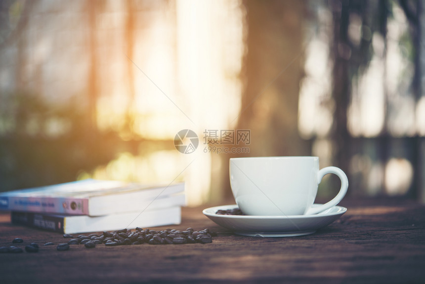 一杯咖啡和书籍图片