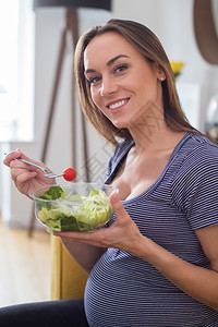 吃沙拉的孕妇图片