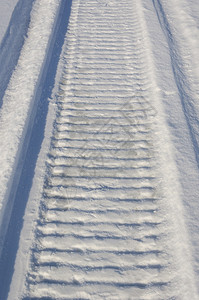 关闭积雪田中的地运动道自然场雪摩托图片