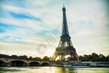 巴黎市风景与埃菲尔塔在早晨城市景观桥罾图片