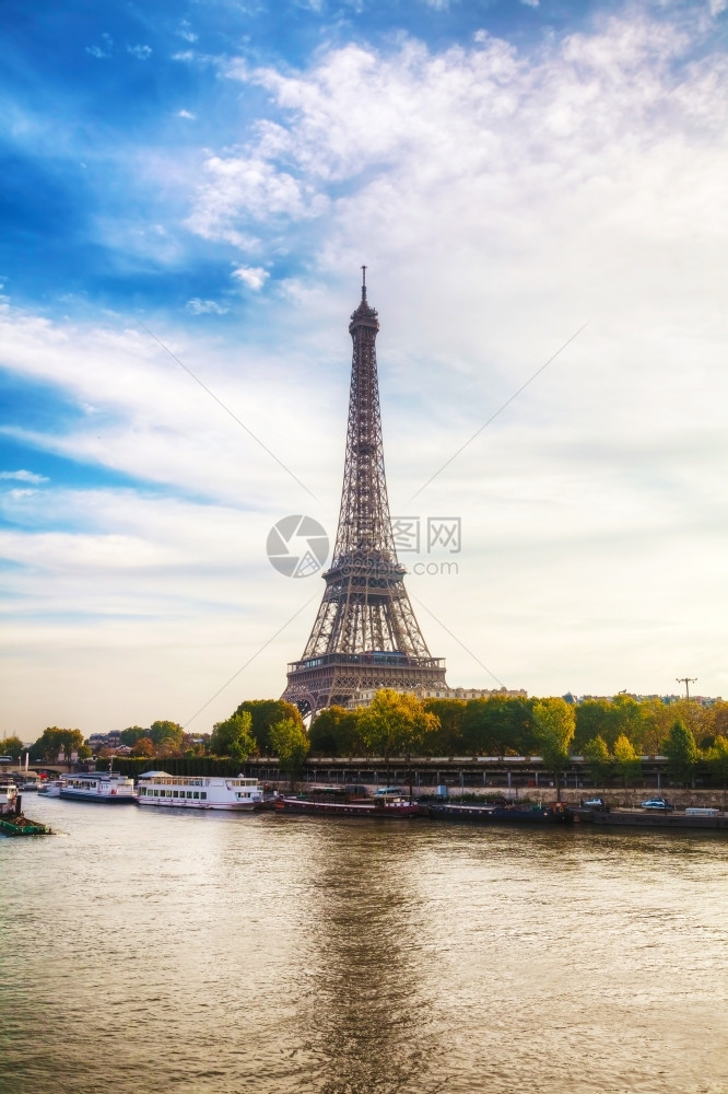 巴黎市风景与埃菲尔塔在早晨欧洲天空河图片
