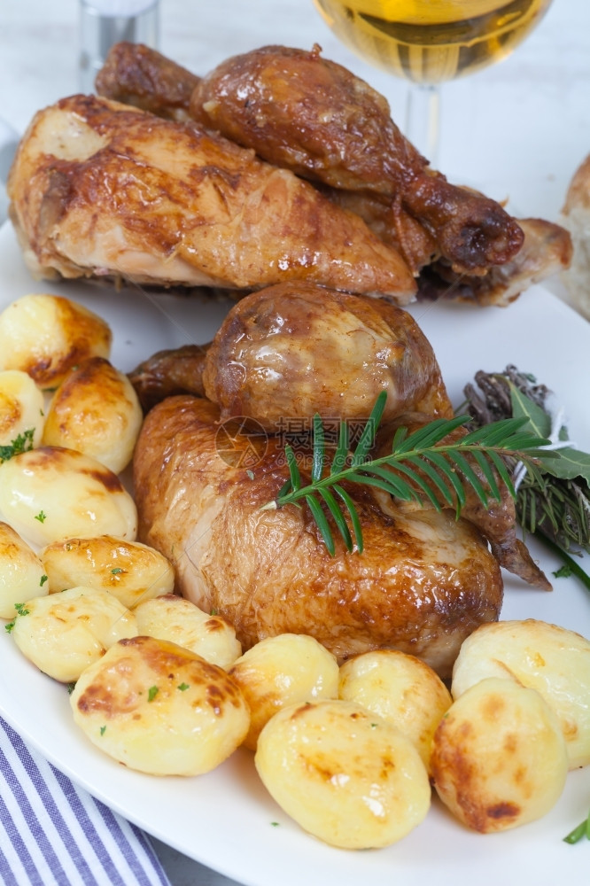 饮食美味的鸡肉和烤土豆棕色的午餐图片