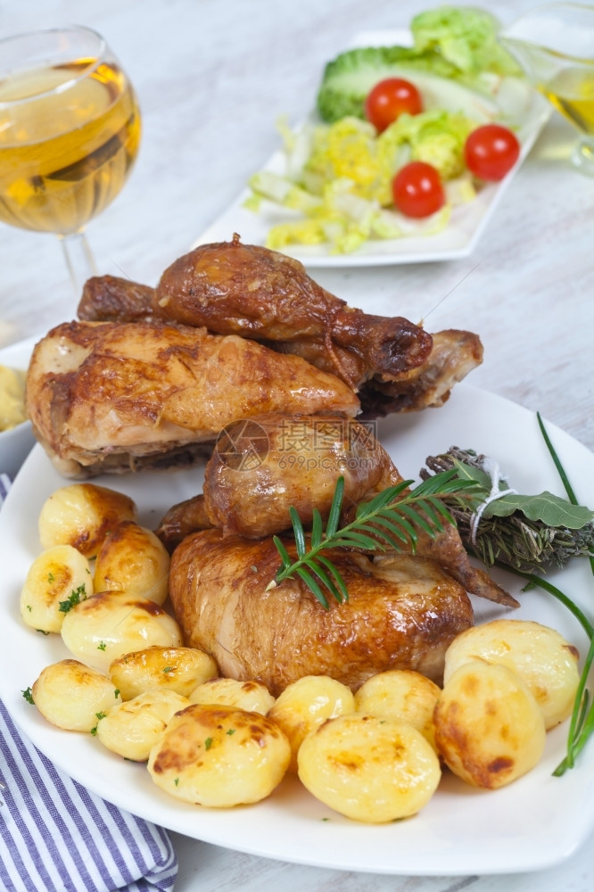 健康美味的鸡肉和烤土豆棕色的食物图片