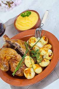 迷迭香美味的鸡肉和烤土豆家禽棕色的图片