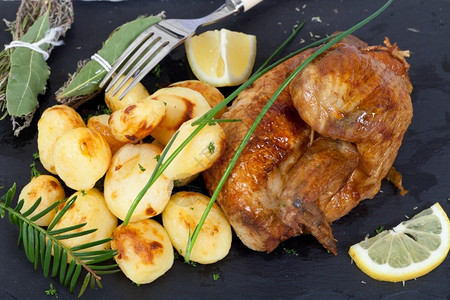 美味的鸡肉和烤土豆烹饪烘的可口图片