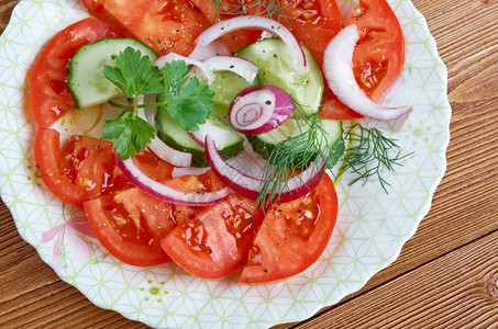 食物新鲜的香菜lachha印度沙拉由黄瓜西红柿和洋葱以及香肠制成图片