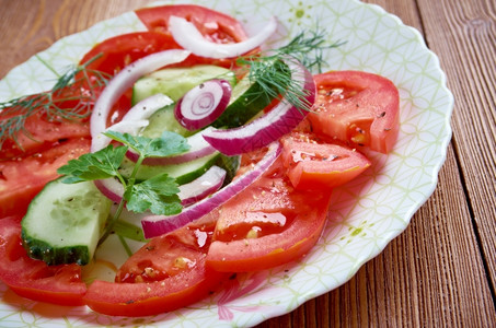 蔬菜lachha印度沙拉由黄瓜西红柿和洋葱以及香肠制成碗作图片