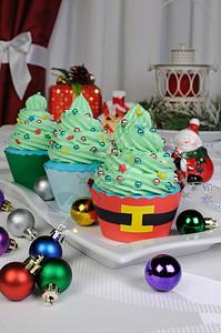 圣诞松饼在树上有星和气球火锅假期卡路里图片