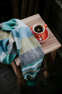 一杯咖啡和围巾图片