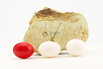投资问题反映在用普通鸡蛋放岩石中的红蛋上与裂缝一起摇滚的艰难时刻反映了危险和困难约瑟夫白色的普通图片