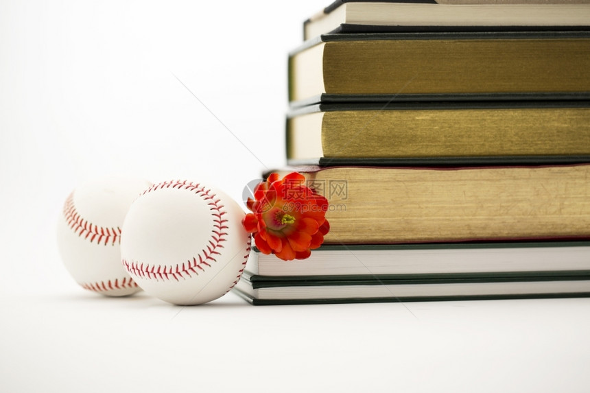竞技装有红花和一堆书的两只棒球描绘了体育和教的积极结合情况以及高的健身房图片