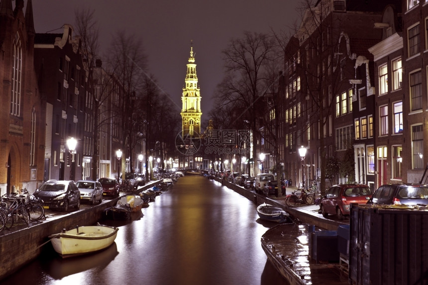 河荷兰阿姆斯特丹市风景和夜里Zuiderkerk建造阿姆斯特尔图片