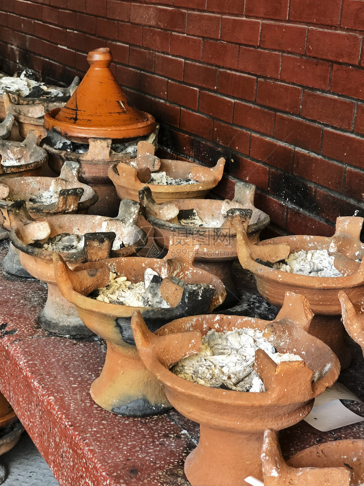 塔吉内斯填充在摩洛哥马拉喀什附近的路边一家餐厅厨房里有泥土烧烤炉做饭标签片黏土图片