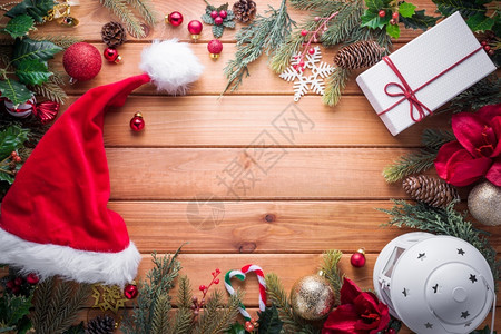 圣诞快乐和新年以棕木背景及复制空间为庆祝活动设置的奖章礼物木头星图片