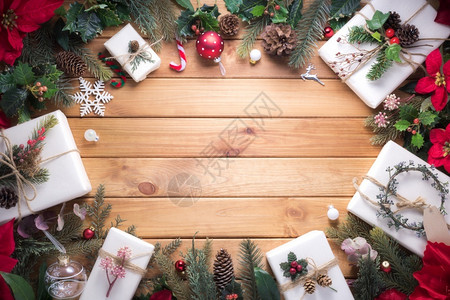 圣诞节躺着桌子快乐和新年以棕木背景及复制空间为庆祝活动设置的奖章图片