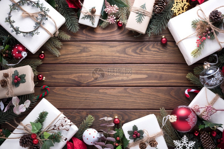 新的丝带圣诞快乐和新年以棕木背景及复制空间为庆祝活动设置的奖章平坦图片