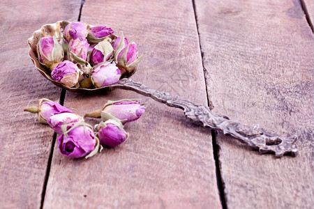 粉色的玫瑰花蕾干芽芳香疗法图片