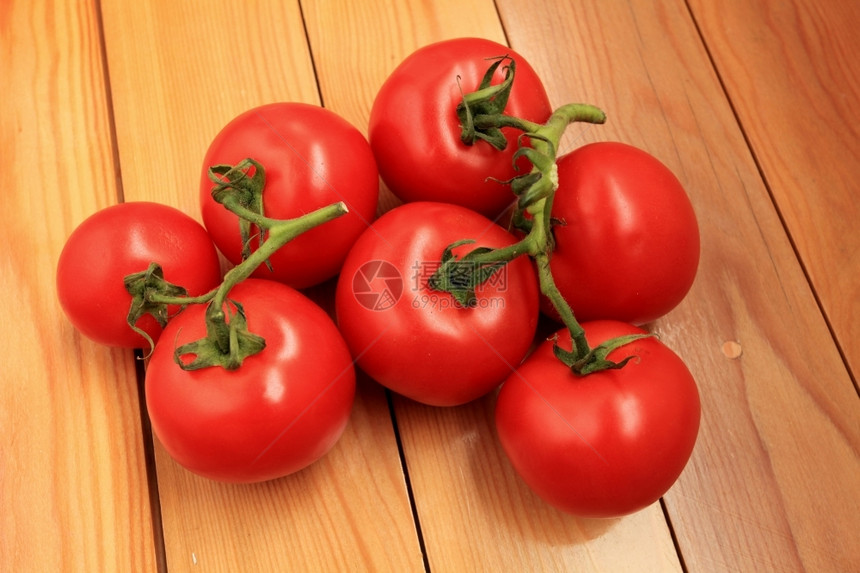 树枝上的红西番茄就放在桌子上健康厨房市场图片
